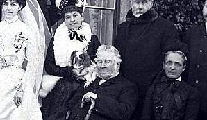 Industrialist and former Mayor of Oldham James Collinge (centre)