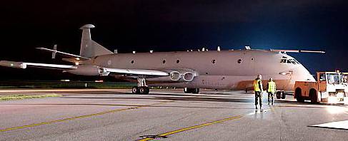 The Nimrod is manoeuvred into place at Manchester Airport’s Visitor Park 