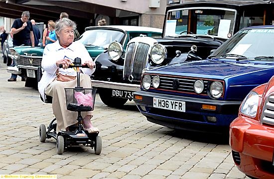 12.07.2015

Vintage car show Oldham High Street.