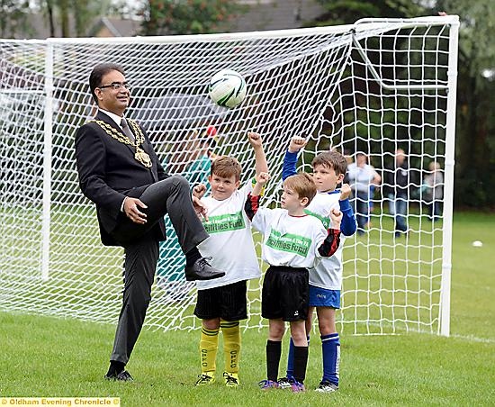 The Mayor shows (l-r) Benjamin McKenna (8), Sonny Abraham (8) and Charlie Malloney (8) how its done