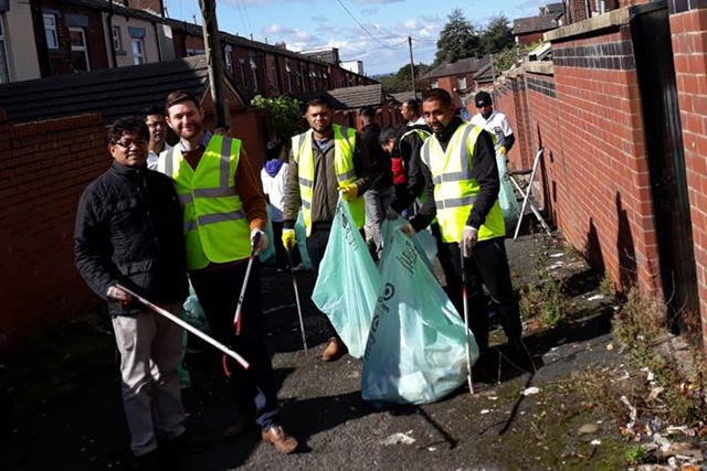 Out and about litter picking with the My Coldhurst community team