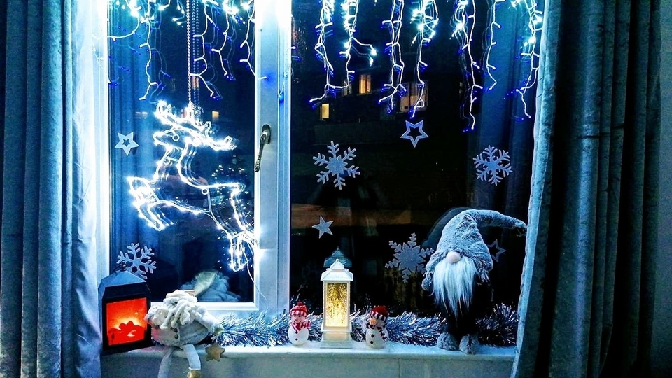 Oldhamers have already been creatively decorating their windows with bright lights, snowflakes and spare decorations