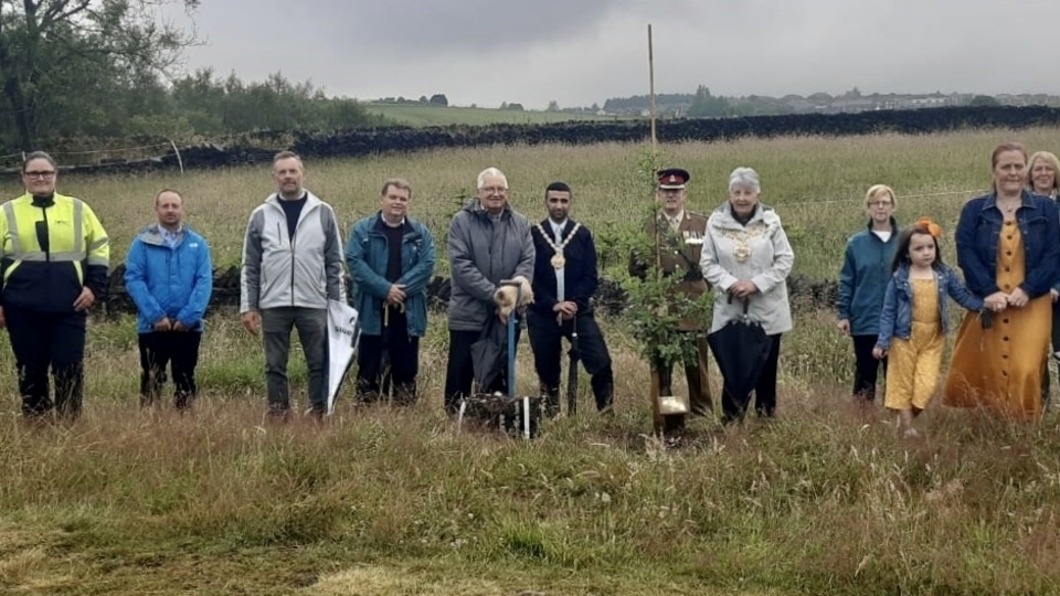 Picture: Staff from UU’s catchment and estates team, Paula Steer, United Utilities’ health, safety, wellbeing and estates services director,  joined Jenny Harrison, Mayor of Oldham, trustees from charity Life for Life, including Major Edward Hardaker, water safety advocate Beckie Ramsay and students from Waterhead Academy in Oldham to plant the 5,000 tree at Strinesdale in Oldham.