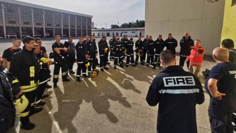 Watch Manager Dave Berry instructing teams in Podgoricia on fire behaviour theory