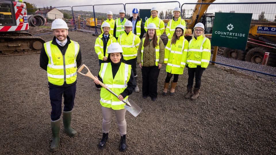 Pictured are Joe Turner, Managing Director, Manchester and Cheshire East, Countryside Partnerships and Councillor Arooj Shah, Leader of Oldham Council, at the site of the ‘Hartshead View’ development in Fitton Hill