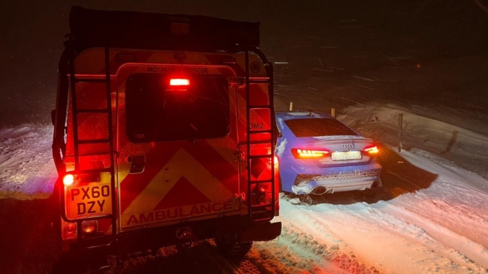 Oldham News Main News Schools closed as overnight snow hits