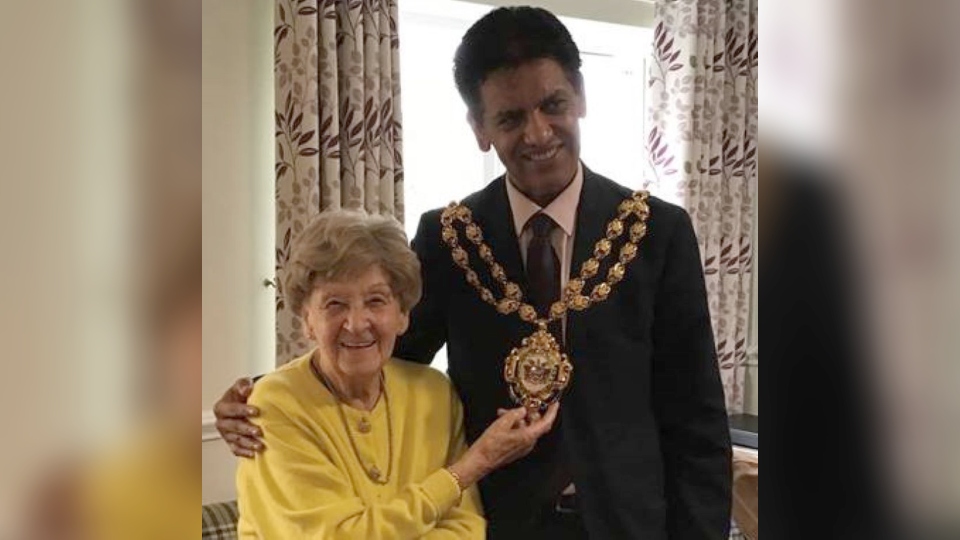 Annie 'Nan' Schofield is pictured with the Mayor of Oldham, Councillor Zahid Chauhan OBE