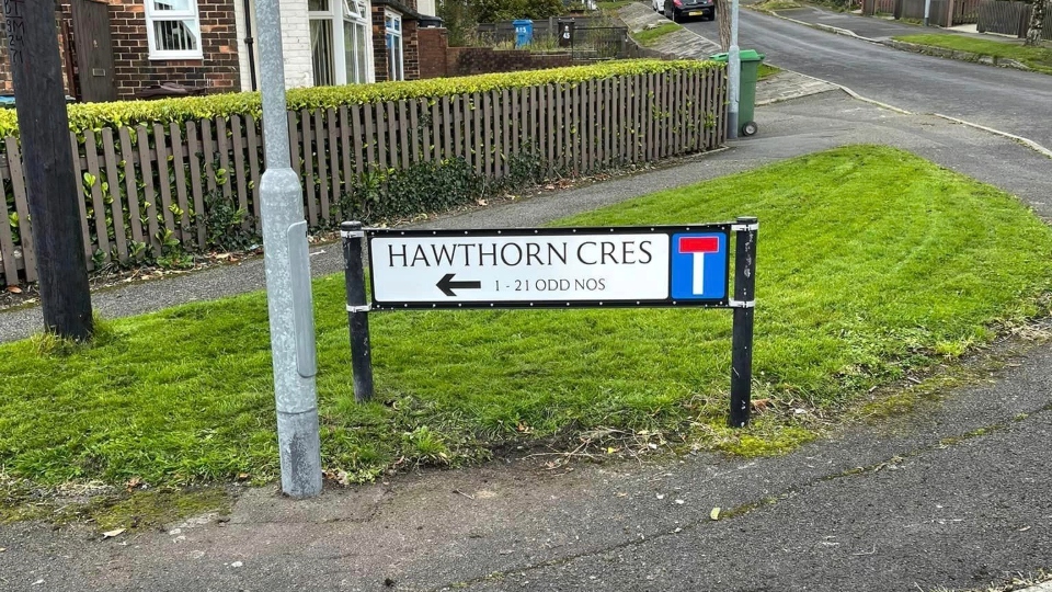 The Hawthorn Crescent odd numbers sign in Fitton Hill. Image courtesy of Alan Wild