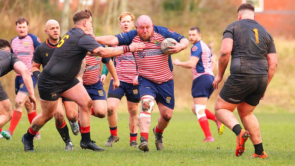 Dean McEwan tries to force his way through. Image courtesy of Tim Abram